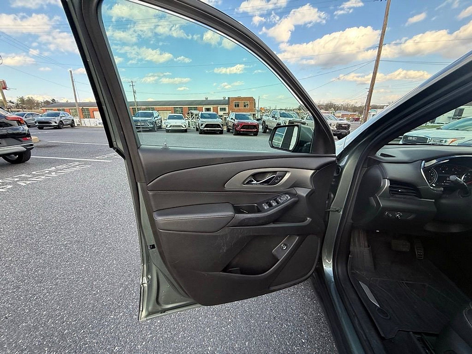 2023 Chevrolet Traverse LT Leather