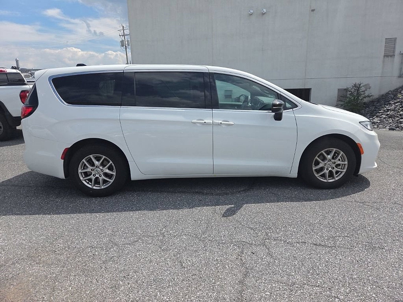 2025 Chrysler Pacifica Select