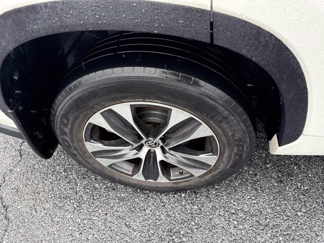 2021 Toyota Highlander XLE **LOW MILES