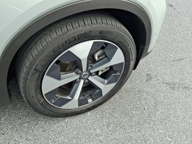 2025 Volvo XC40 B5 AWD Plus Bright Theme