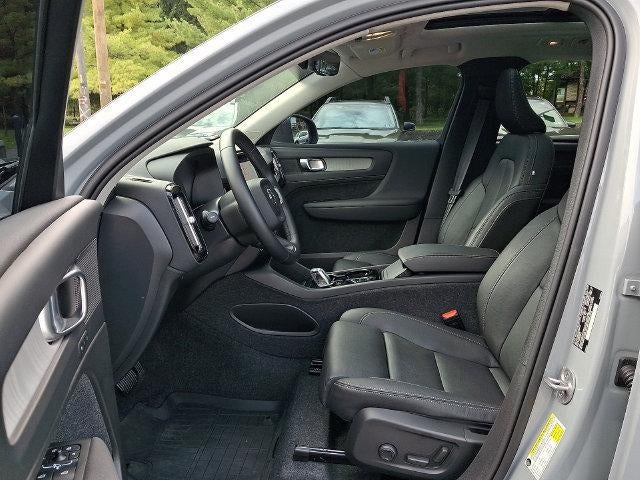 2025 Volvo XC40 B5 AWD Plus Bright Theme