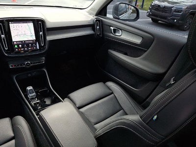 2025 Volvo XC40 B5 AWD Plus Bright Theme