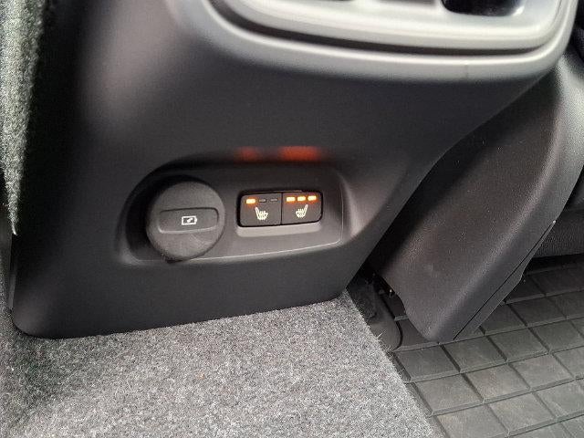 2025 Volvo XC40 B5 AWD Plus Bright Theme