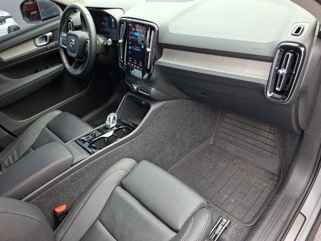 2025 Volvo XC40 B5 AWD Plus Bright Theme