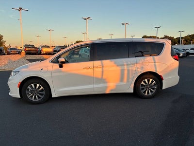 2023 Chrysler Pacifica Hybrid Touring L