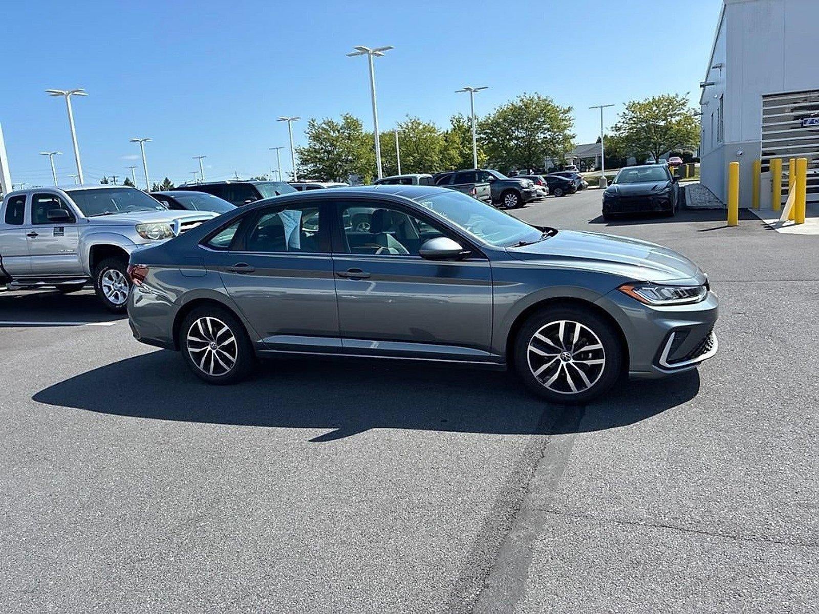 2025 Volkswagen Jetta SE Auto