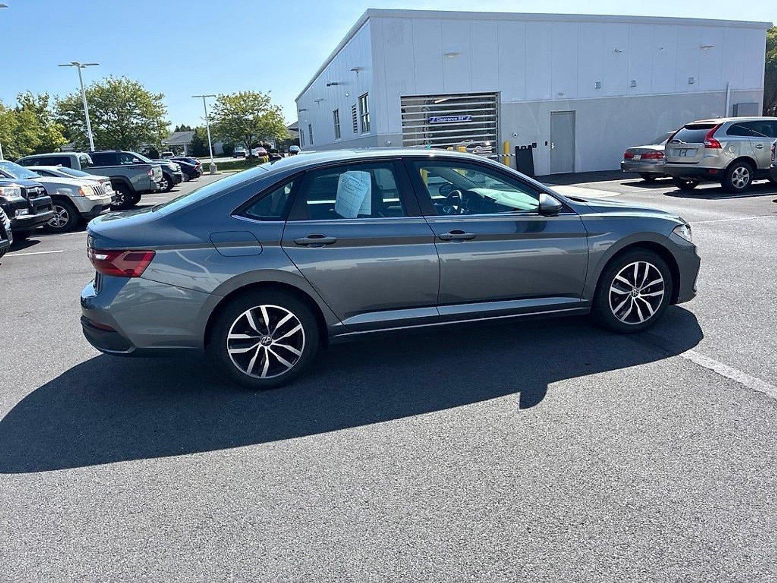2025 Volkswagen Jetta SE Auto
