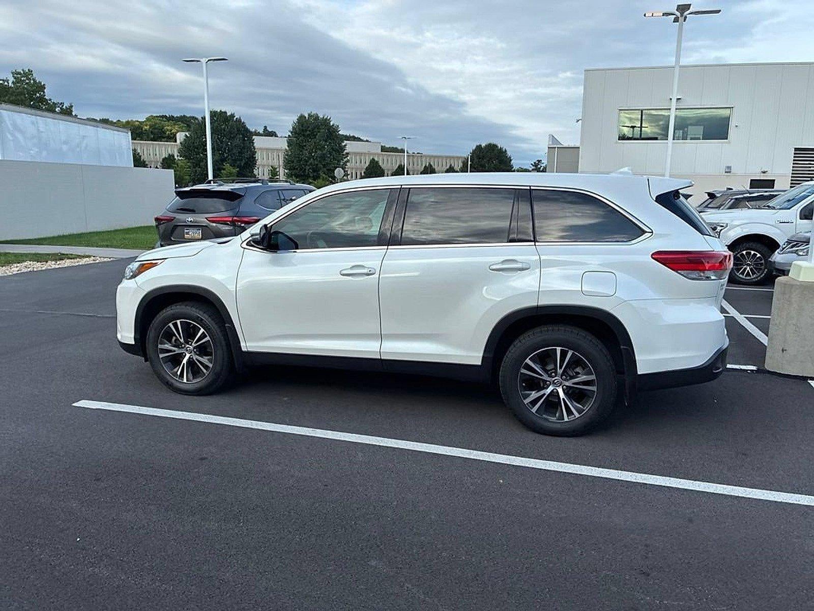 2019 Toyota Highlander LE Plus V6 FWD (SE)