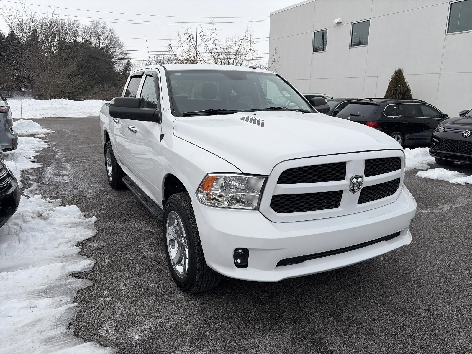 2017 RAM 1500 Express 4x4 Crew Cab 5'7" Box