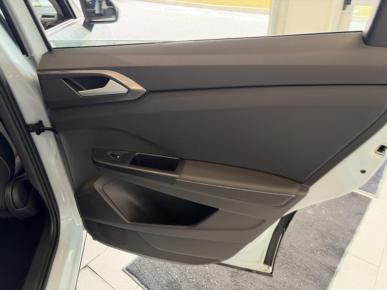 2025 Volkswagen Taos SE Black FWD