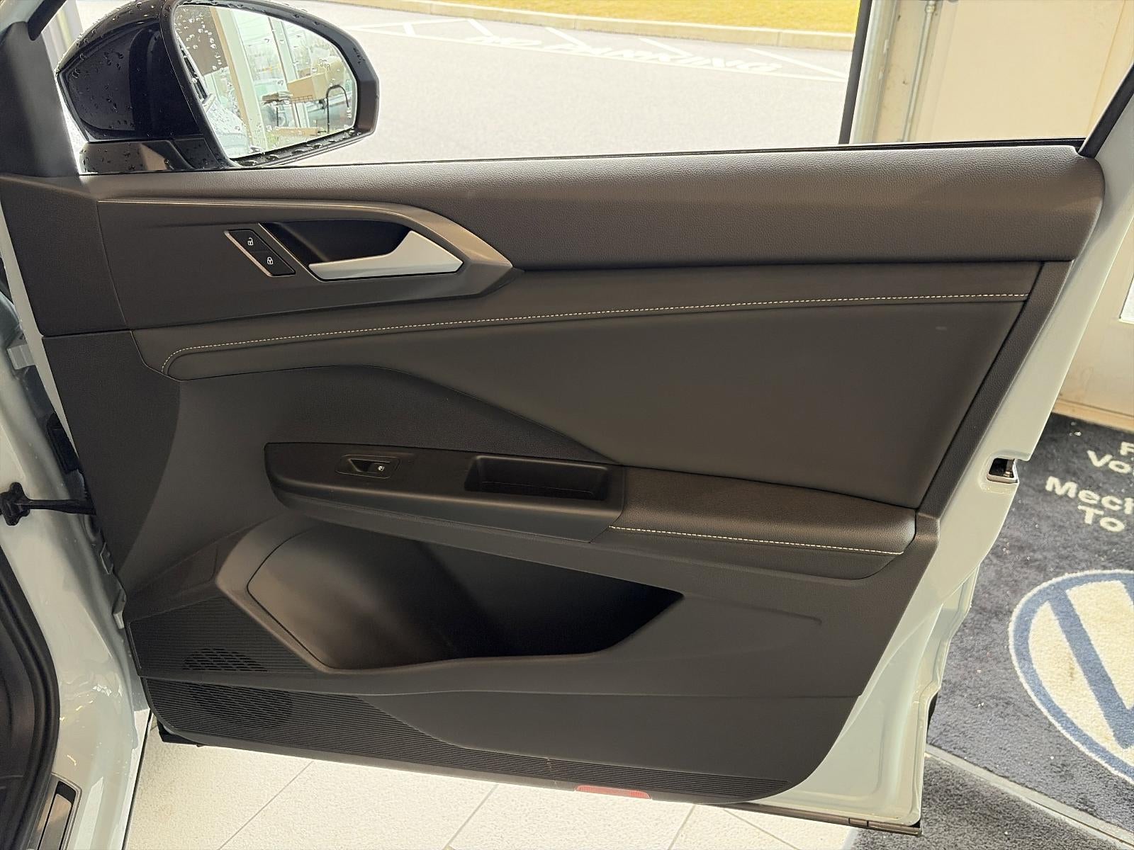 2025 Volkswagen Taos SE Black FWD