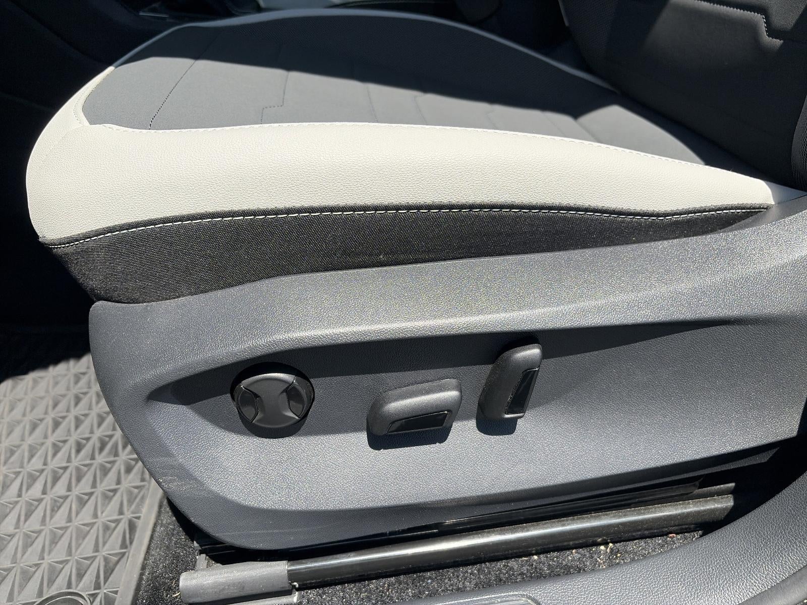 2025 Volkswagen Taos SE 4MOTION