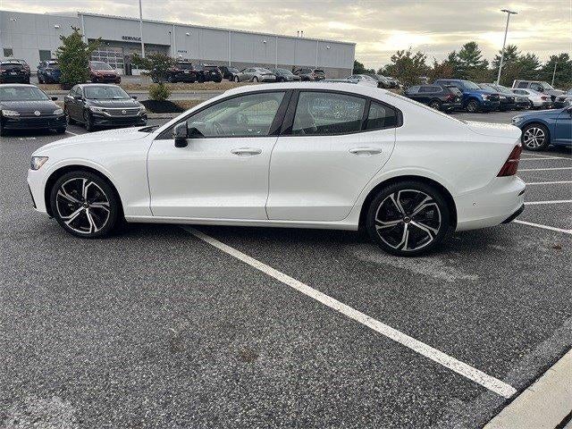 2024 Volvo S60 B5 FWD Plus Dark Theme