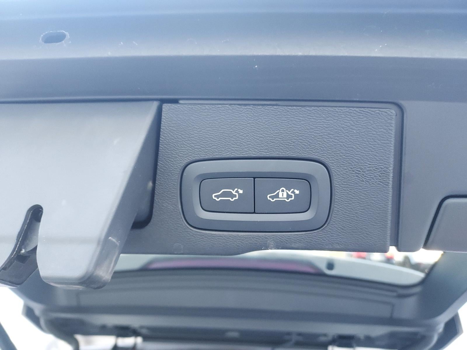 2024 Volvo XC60 B5 AWD Core Dark Theme