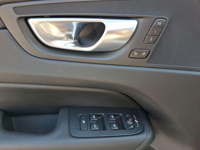 2024 Volvo XC60 B5 AWD Core Dark Theme