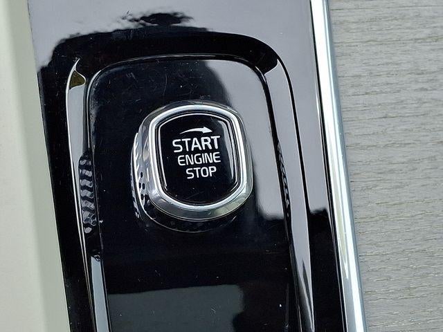 2024 Volvo XC60 B5 AWD Plus Dark Theme