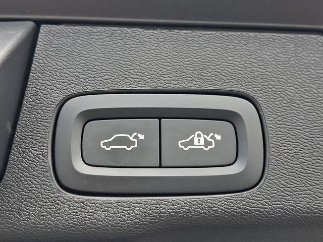 2024 Volvo XC60 B5 AWD Plus Dark Theme