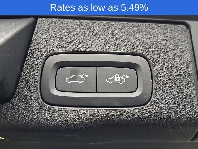 2024 Volvo XC60 B5 AWD Plus Dark Theme