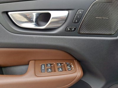 2024 Volvo XC60 B5 AWD Plus Dark Theme