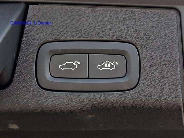 2023 Volvo XC60 B5 AWD Plus Dark Theme