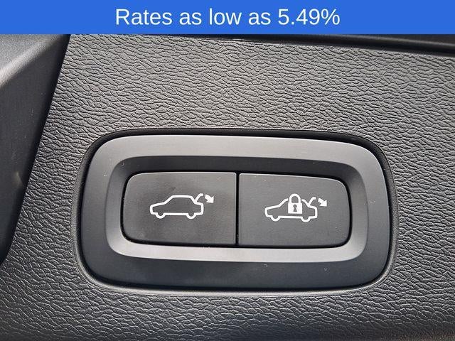 2023 Volvo XC60 B5 AWD Plus Dark Theme