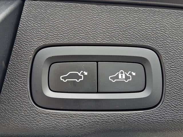 2023 Volvo XC60 B5 AWD Plus Dark Theme