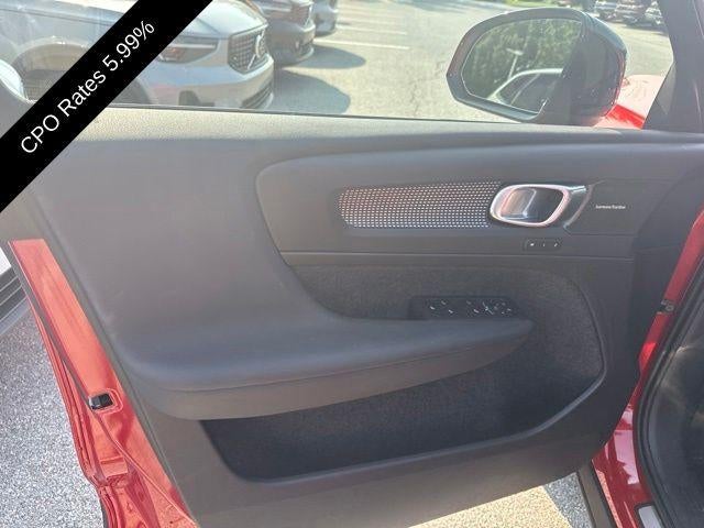 2025 Volvo XC40 B5 AWD Plus Dark Theme