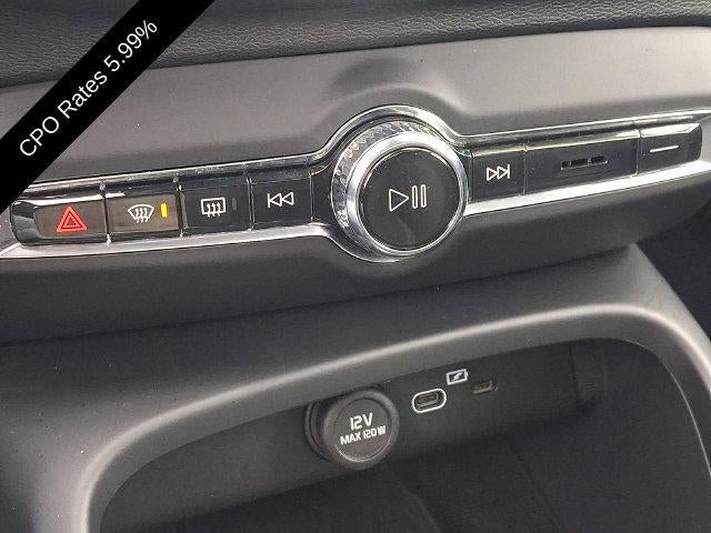 2024 Volvo XC40 B5 AWD Plus Bright Theme