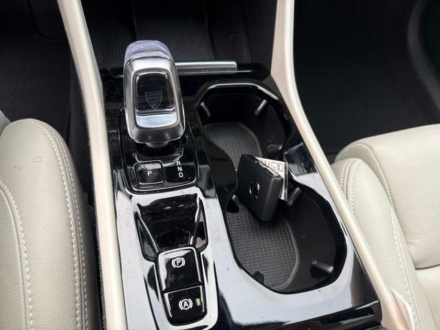 2024 Volvo XC40 B5 AWD Ultimate Bright Theme