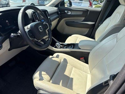 2024 Volvo XC40 B5 AWD Plus Dark Theme