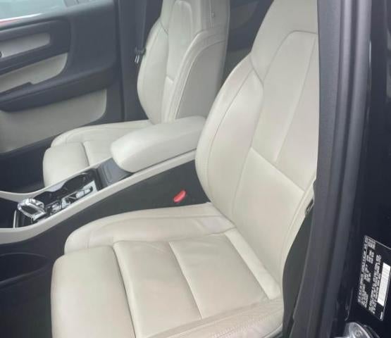 2024 Volvo XC40 B5 AWD Plus Dark Theme