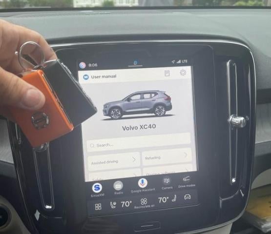 2024 Volvo XC40 B5 AWD Plus Dark Theme