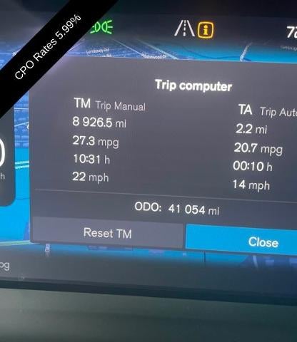 2024 Volvo XC40 B5 AWD Plus Dark Theme
