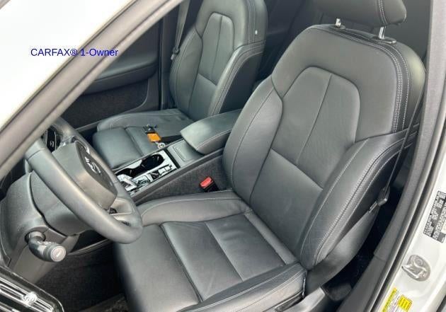 2024 Volvo XC40 B5 AWD Plus Dark Theme