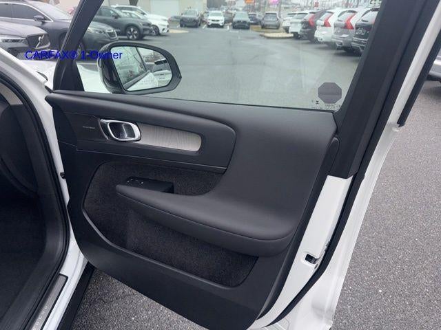 2024 Volvo XC40 B5 AWD Plus Dark Theme