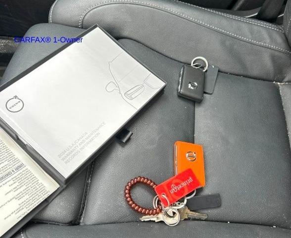 2024 Volvo XC40 B5 AWD Plus Dark Theme