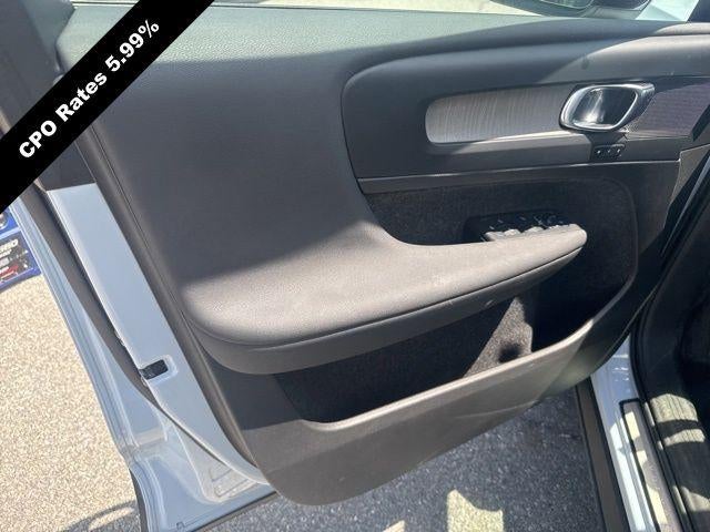 2024 Volvo XC40 B5 AWD Plus Dark Theme