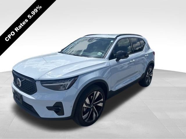 2024 Volvo XC40 B5 AWD Plus Dark Theme