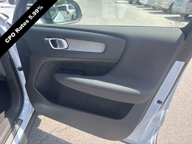 2024 Volvo XC40 B5 AWD Plus Dark Theme