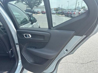 2024 Volvo XC40 B5 AWD Plus Dark Theme
