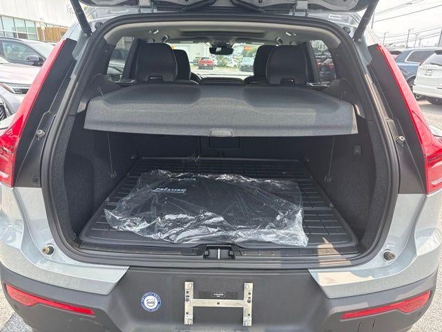 2024 Volvo XC40 B5 AWD Plus Dark Theme