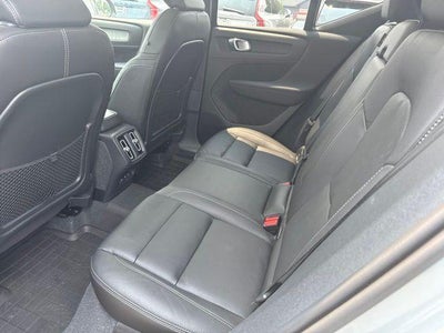 2024 Volvo XC40 B5 AWD Plus Dark Theme