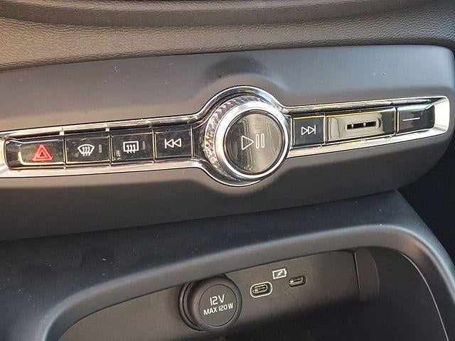 2024 Volvo XC40 B5 AWD Plus Dark Theme