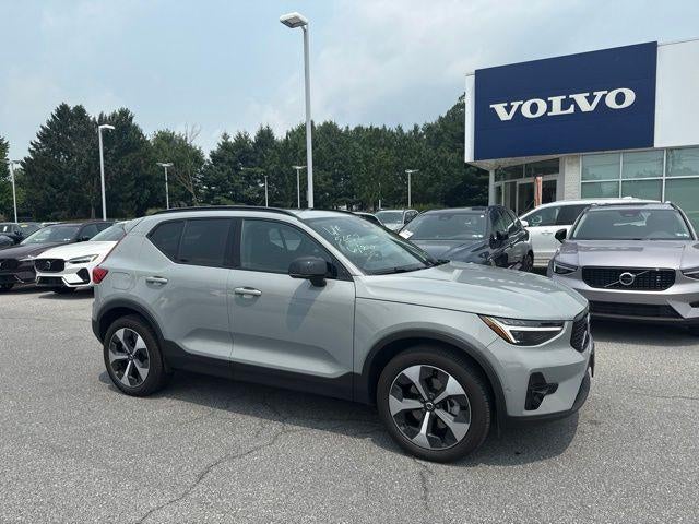2024 Volvo XC40 B5 AWD Plus Dark Theme