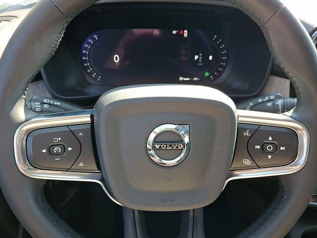 2024 Volvo XC40 B5 AWD Plus Dark Theme
