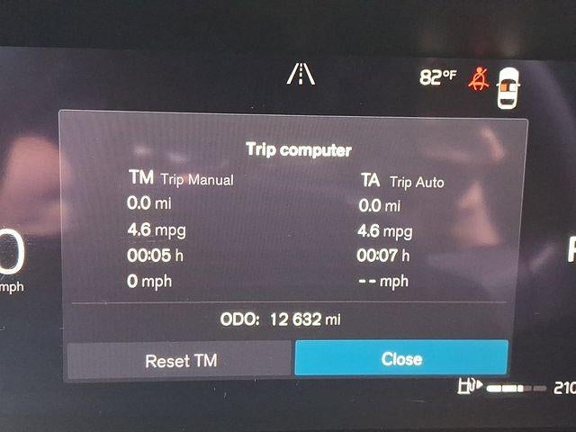 2024 Volvo XC40 B5 AWD Plus Dark Theme