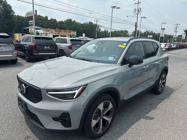 2024 Volvo XC40 B5 AWD Plus Dark Theme
