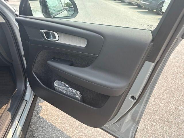 2024 Volvo XC40 B5 AWD Plus Dark Theme