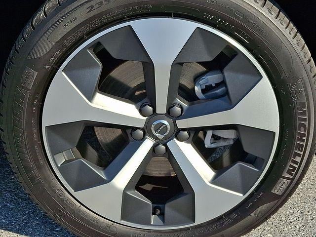 2024 Volvo XC40 B5 AWD Plus Dark Theme