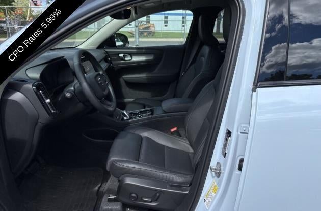 2024 Volvo XC40 B5 AWD Plus Dark Theme